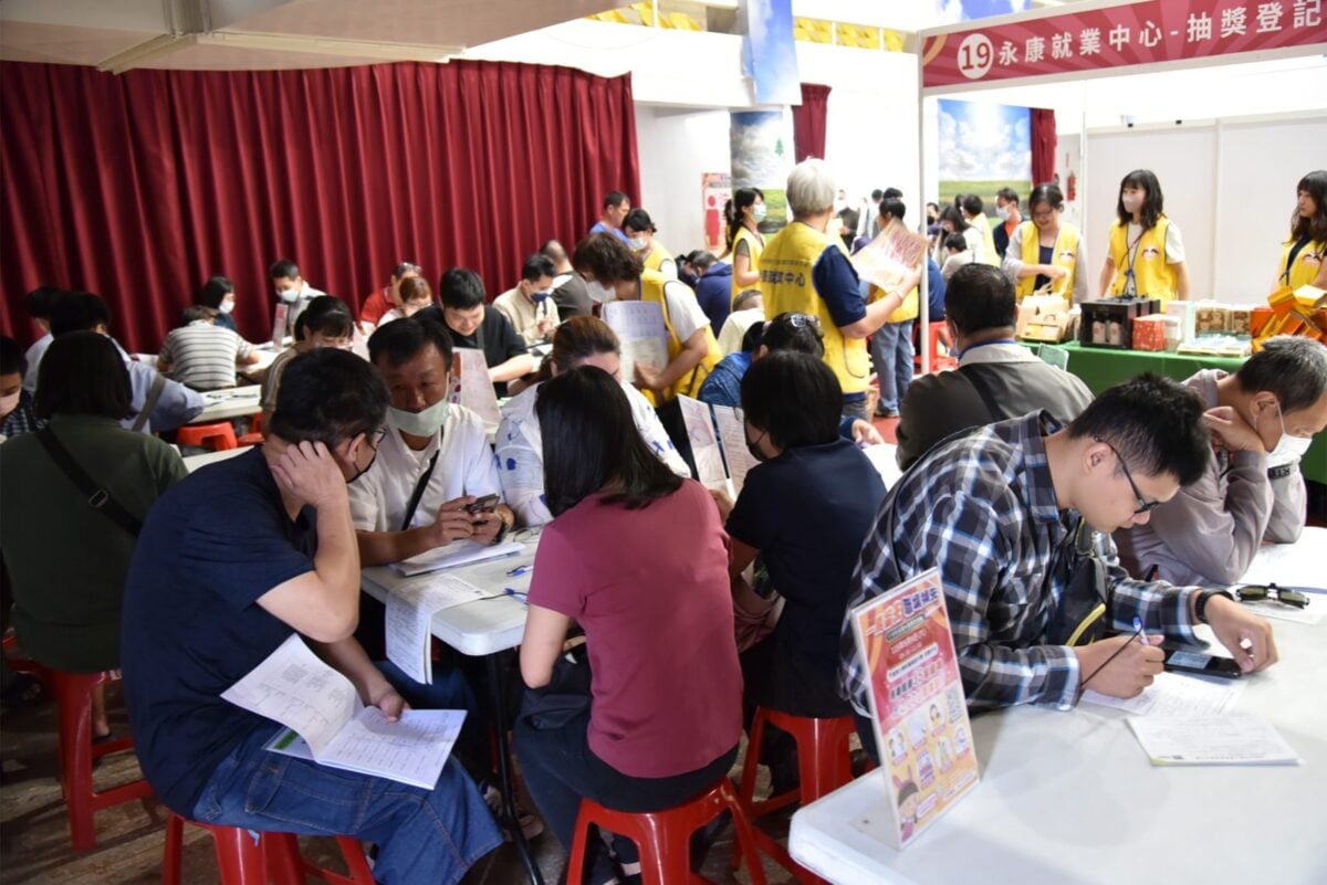 ▲永康就業中心辦徵才,一早吸引不少民眾參與。