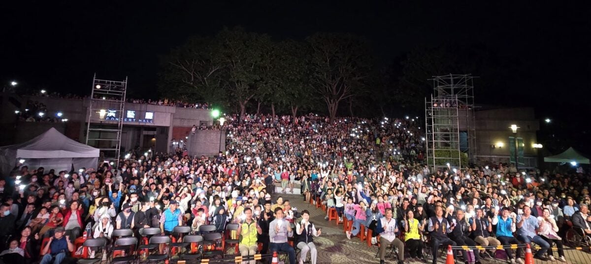 ▲開場觀眾席即全場滿座,隨著精彩演出吸引更多人潮聚集,人潮包圍舞台區,超過2000人滿場嗨翻。(記者廖美雅拍攝)
