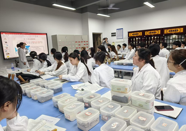 ▲南昌職業大學衛生健康學院學生專心聽課。