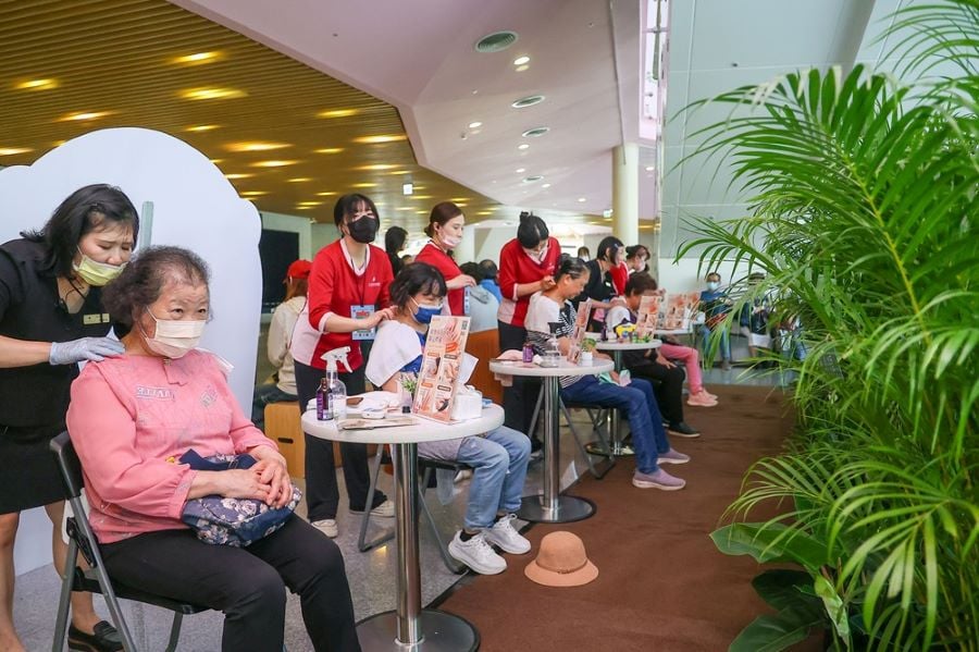 ▲藍寶石演唱會五週年，場館週邊打造復古特色市集與沉浸式互動體驗，單日吸引超過近4,000名民眾參與，重現80年代秀場熱鬧氛圍，並提供按摩服務，現場的芳香精油頭部刮療與肩頸紓壓，讓民眾閉眼享受。