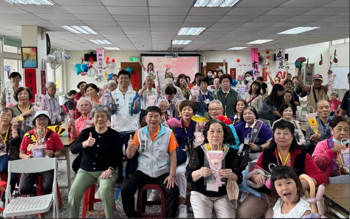 ▲頂竹里里長陳煥勝與里民溫馨大合照,親子歡聚慶祝母親節,現場洋溢感恩情懷。