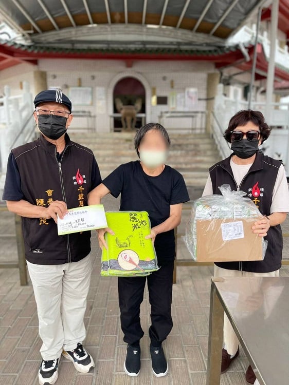 ▲雲林縣捐棺積福千歲慈悲關懷會創會會長陳學茂(左一)代表接受善款土商同學王百龍之妻陳麗葉(中)千歲執行秘書黃依如(右)。(記者劉峻文攝)