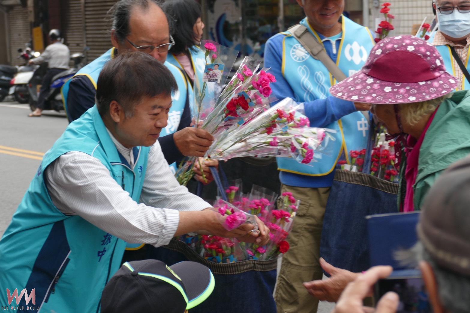 母親節前夕送暖 陳振中北辰市場發送康乃馨 向攤商與採買民眾獻上溫馨祝福 - https://www.watchmedia01.com