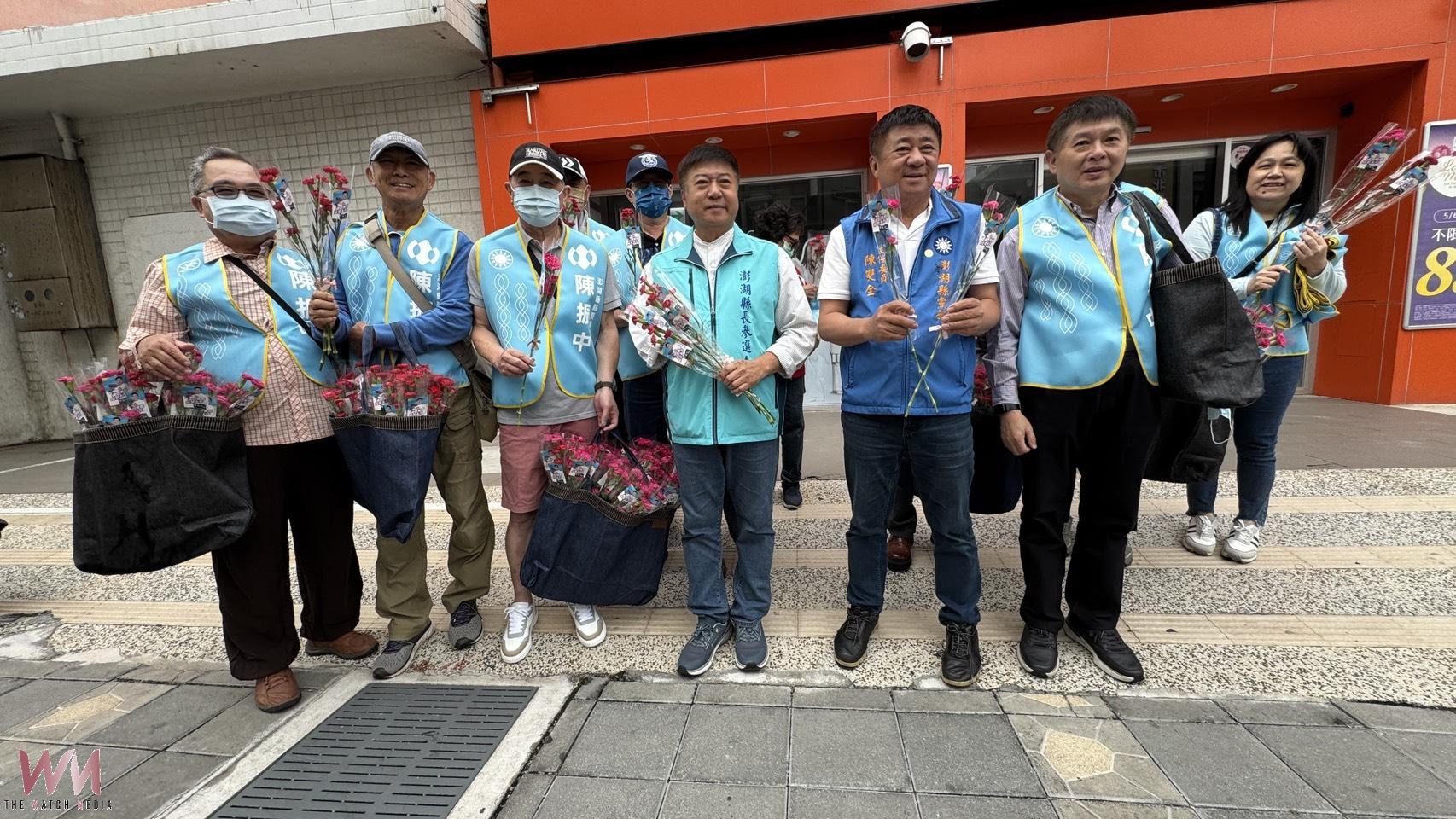母親節前夕送暖 陳振中北辰市場發送康乃馨 向攤商與採買民眾獻上溫馨祝福 - https://www.watchmedia01.com