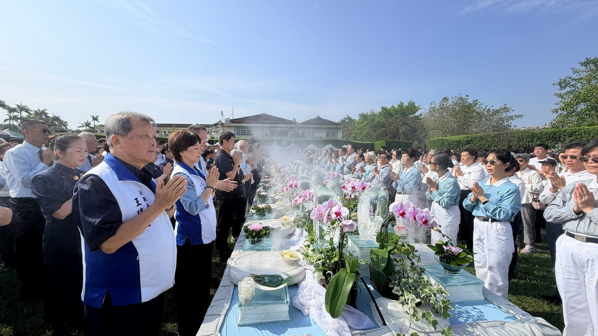 王副縣長代表許縣長出席禮佛。(慈濟南投聯絡處提供)<br /><br /> <br /><br /> <br /><br />