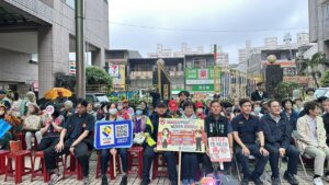 警民攜手慶母親節 第二分局深入社區宣導反詐 防毒與交通安全 30 %E4%B8%89 8 300x169 1