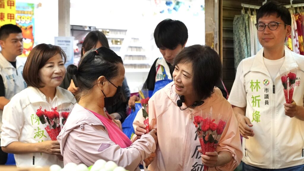 母親節深入西南屯市場分送康乃馨 何欣純籲市府速查針孔偷拍保障婦女隱私安全 22 S 262258737 1024x576 1