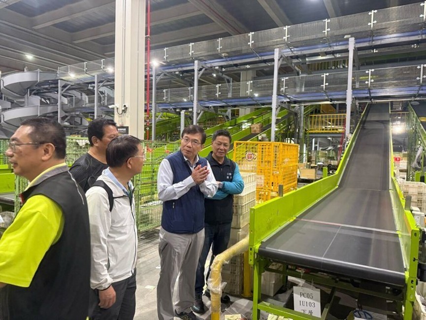 王國材董事長慰問物流園區同仁 作業中心預定本週逐漸步入正軌 52 02%E7%8E%8B%E5%9C%8B%E6%9D%90%E8%91%A3%E4%BA%8B%E9%95%B7%E6%85%B0%E5%95%8F%E7%89%A9%E6%B5%81%E5%9C%92%E5%8D%80%E5%90%8C%E4%BB%81