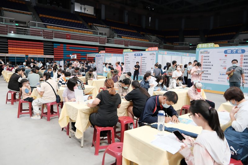 「屏東地區就業博覽會」縣立體育館盛大登場