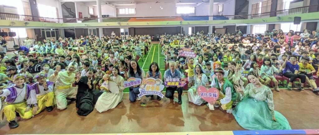 ▲彰化囡仔好幸福—115年親子劇場鄉鎮巡演活動於9日在二水國小活動中心邀請「萍蓬草劇團」帶來新劇《一千零二夜》,充滿奇幻色彩的冒險故事,吸引近千位親子參與。(圖/彰化縣文化局提供)