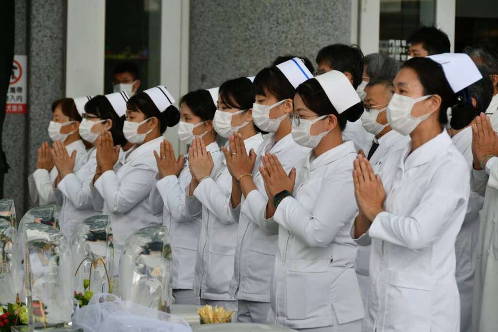 ▲台中慈濟醫院護理人員在繁忙的醫療工作中,透過浴佛儀式沉澱心靈,以「禮佛足、接花香」的虔誠儀式,為自身與病人注入安定力量。(圖/ 台中慈濟醫院提供)