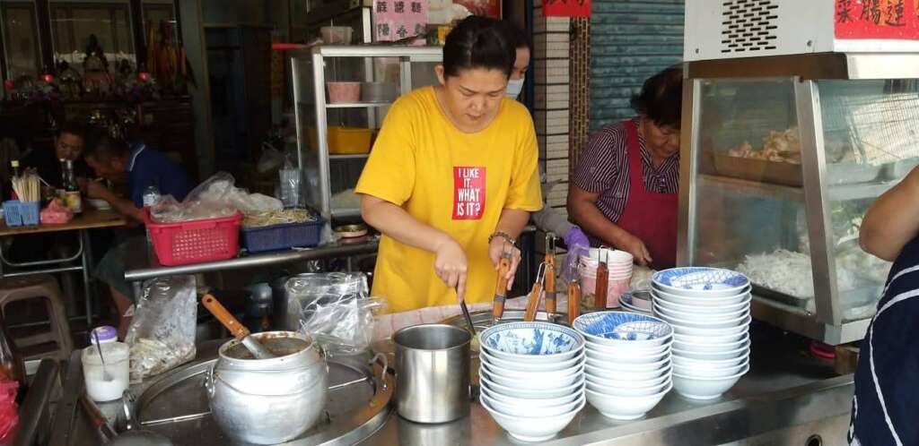 ▲旗山尚有麵店將傳承第二代，母女攜手守住古早味記憶。