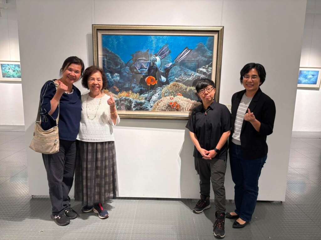 ▲劉秀雲(左二)、鄭惠元(左三)母女與文化局長朱淑敏(右一)合影。