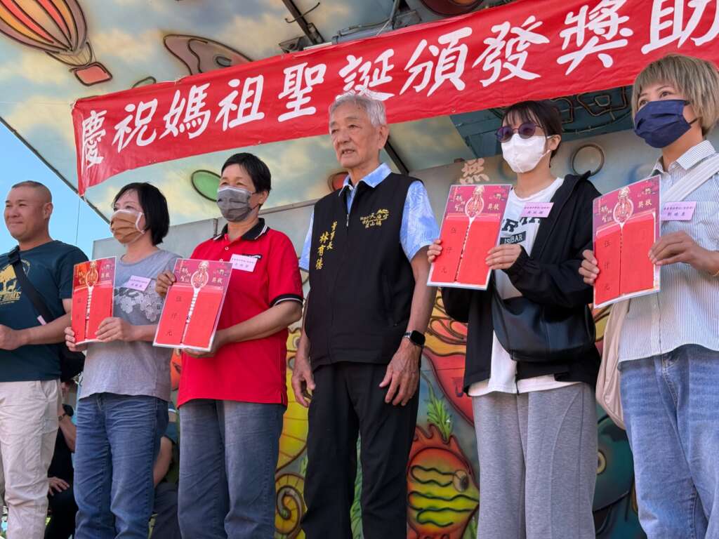 ∆台東天后宮今日上午頒發台東市國高中生獎助學金,由董事長林有德頒發高中職組5千元及國中組3 千元獎助金給147名學生。(圖/台東天后宮提供)