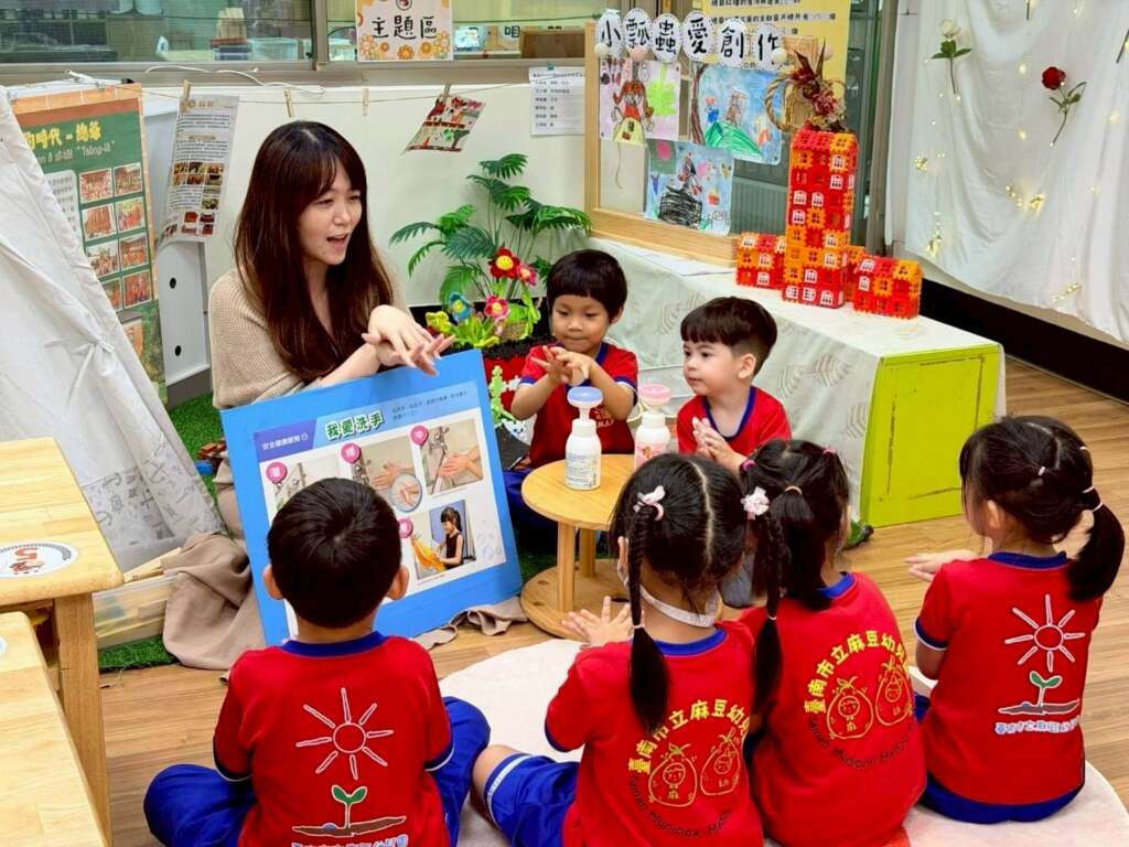 ▲麻豆幼兒園園規劃洗手防疫課程，以說故事方式，帶領幼童確實操作洗手5步驟。