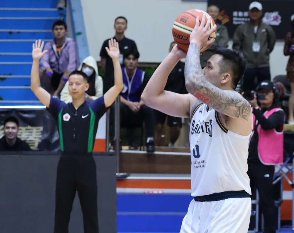 終場前6秒周儀翔致命兩罰，要回勝利，黑鳶和裕隆追成平手。 (魏冠中攝影)