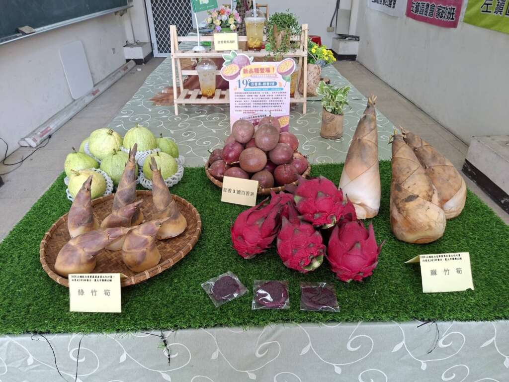 ▲左鎮竹筍、火龍果、芭樂、及新推廣的百香果新品種「都香3號」農特產品。