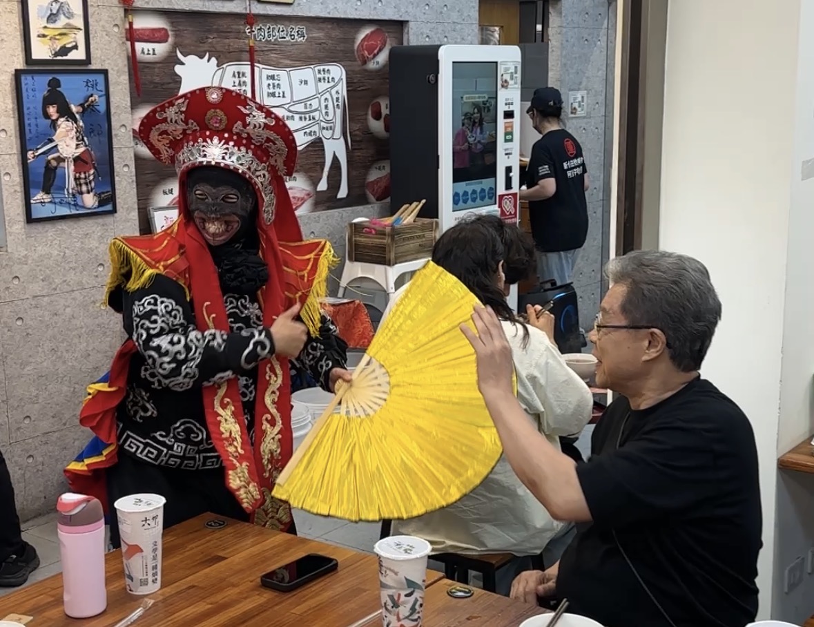 ▲寶島歌王楊烈《自由之地》台南場笑翻!彩排頻分心...想喝牛肉湯 變臉秀嚇傻(圖/記者王俊勝 翻攝)