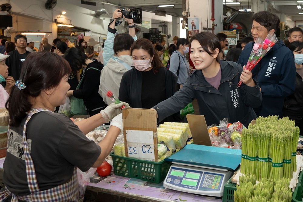 高虹安贈康乃馨慶母親節 將投入1200萬辦理果菜市場設施改善 220 高虹安贈康乃馨慶母親節 將投入1200萬辦理果菜市場設施改善 219