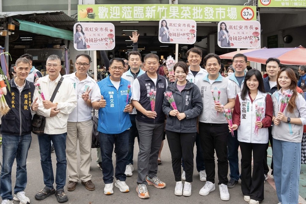 高虹安贈康乃馨慶母親節 將投入1200萬辦理果菜市場設施改善 222 高虹安贈康乃馨慶母親節 將投入1200萬辦理果菜市場設施改善 221