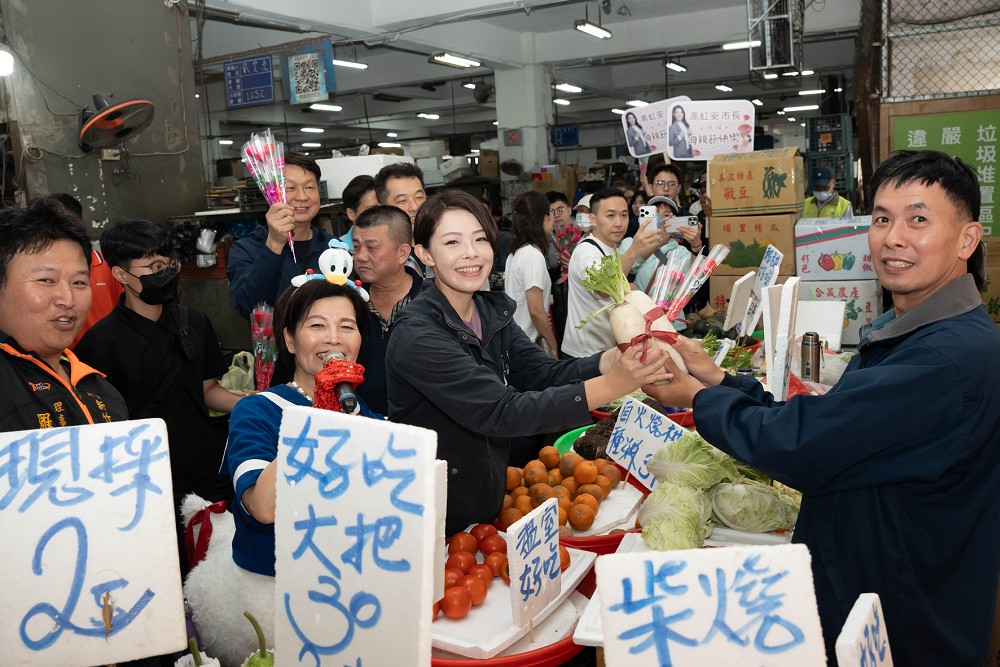 高虹安贈康乃馨慶母親節 將投入1200萬辦理果菜市場設施改善 224 高虹安贈康乃馨慶母親節 將投入1200萬辦理果菜市場設施改善 223