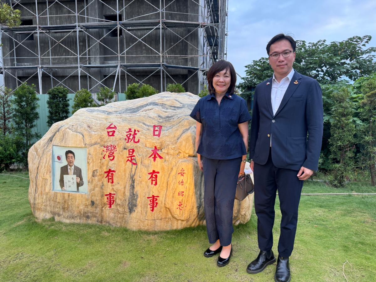 ▲安倍昭惠（右二）與林智鴻議員（右一）合影