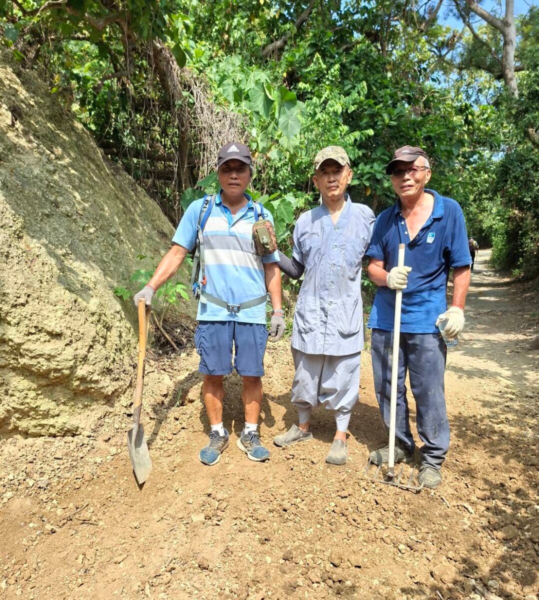 ▲默默守護後山步道,元享寺會玄師父徒手清崩塌路段獲山友敬佩。