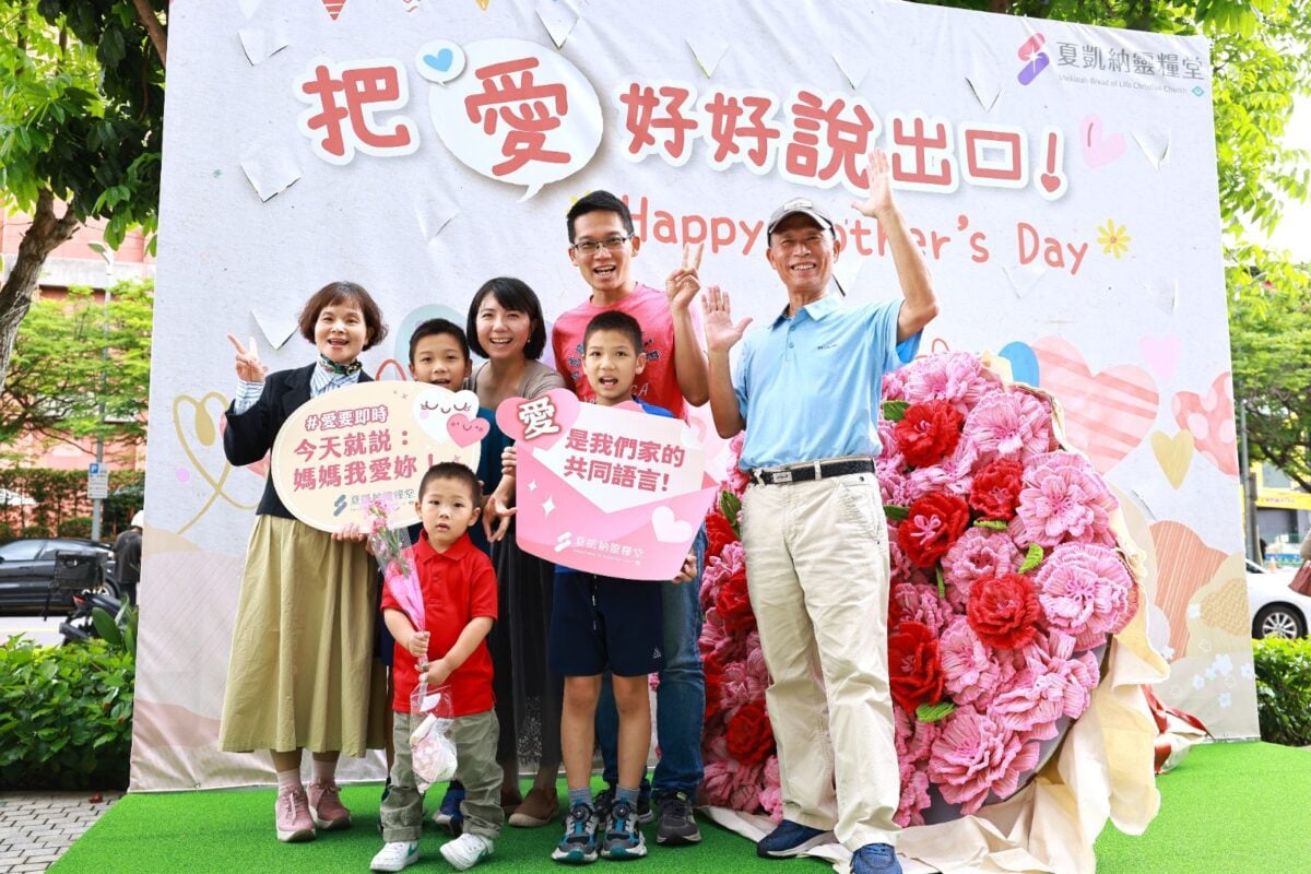 ▲巨型手作康乃馨花束現身大直商圈,成為今年母親節最吸睛的「愛的告白」場景。