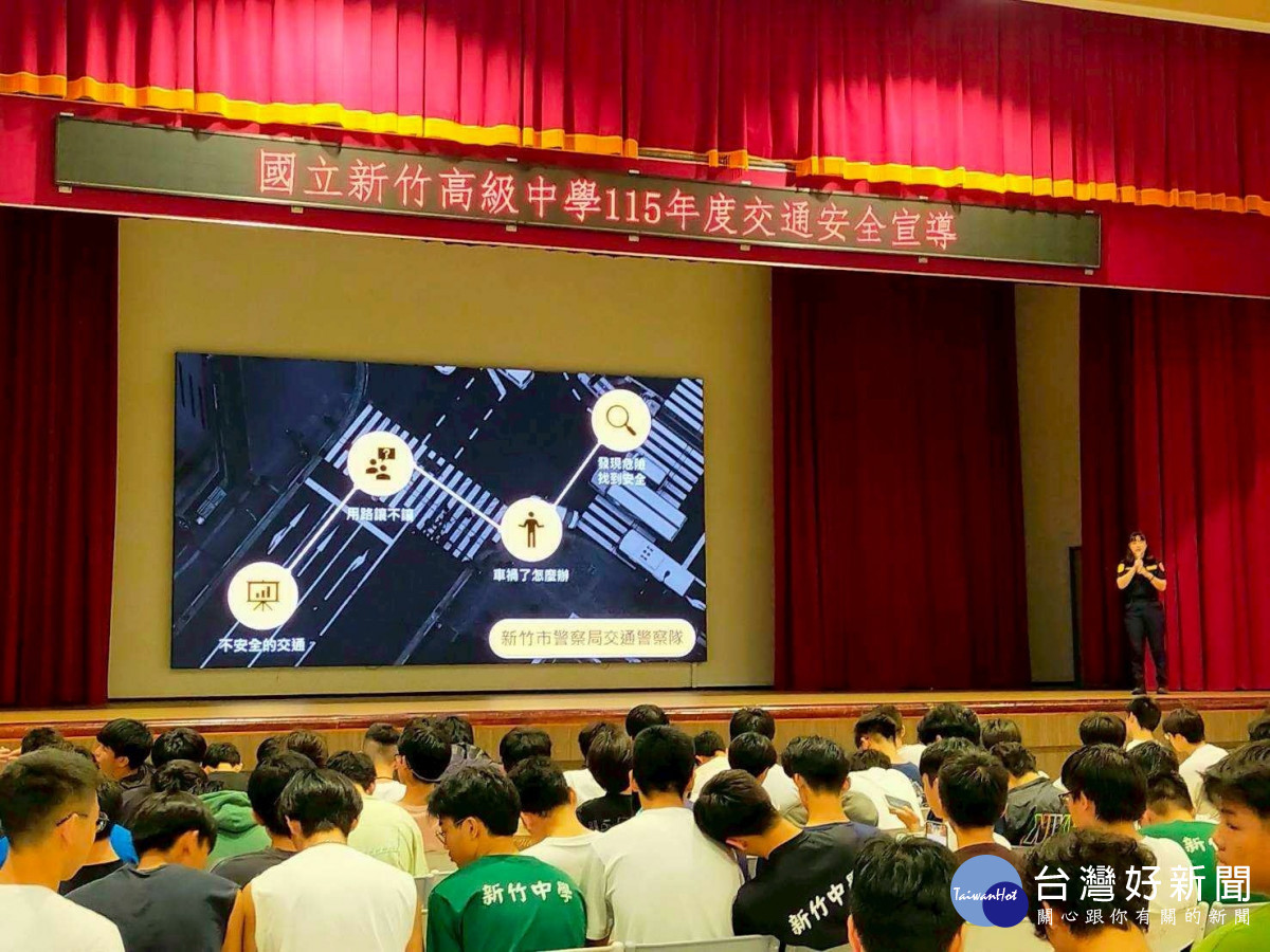 新竹市警察局交通隊至新竹市轄內高中各校進行交通安全宣導。