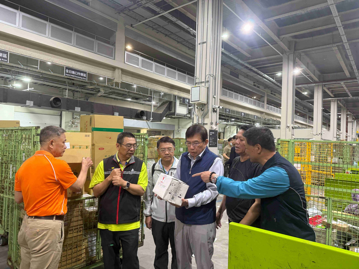 中華郵政公司董事長王國材於5月10日晚間率總經理江瑞堂及郵務處處長柯清長,至A7物流園區慰勉工作同仁辛勞。(圖/中華郵政股份有限公司)