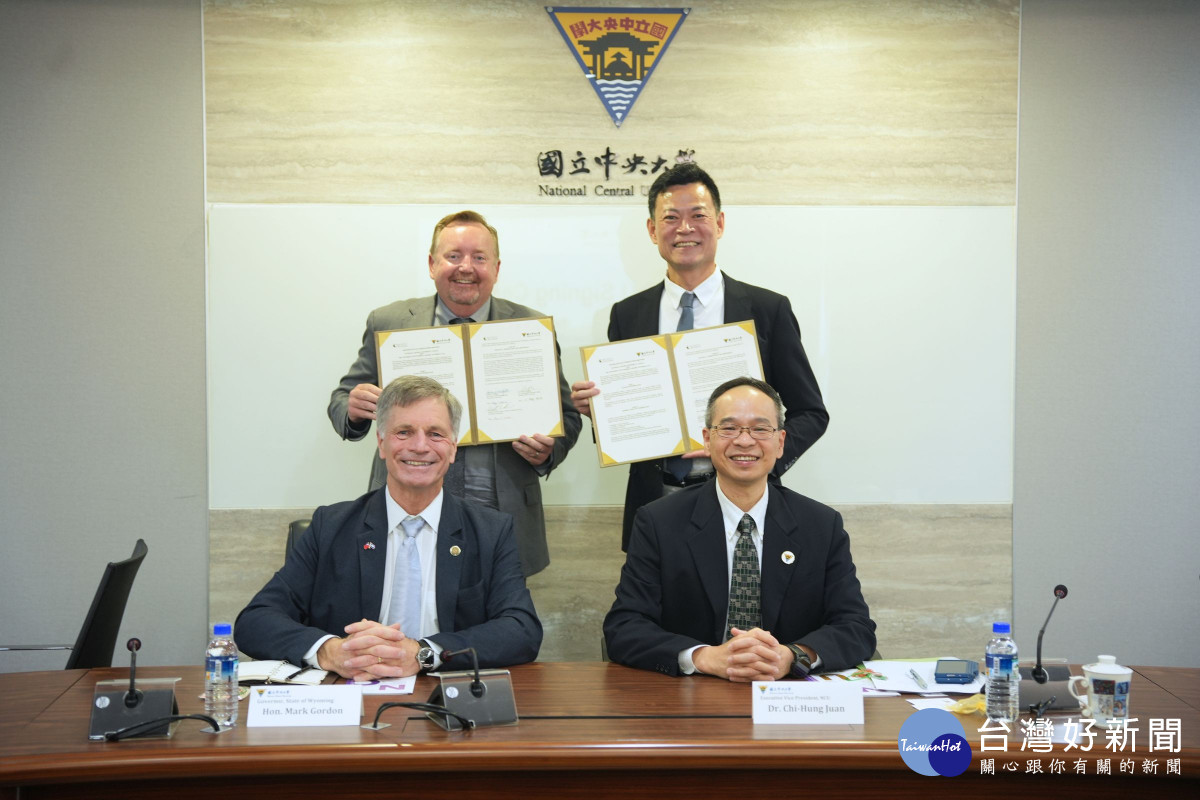 美國懷俄明州州長馬克·戈登Mark Gordon（前左）與中央大學副校長阮啓弘共同見證雙方的合作。