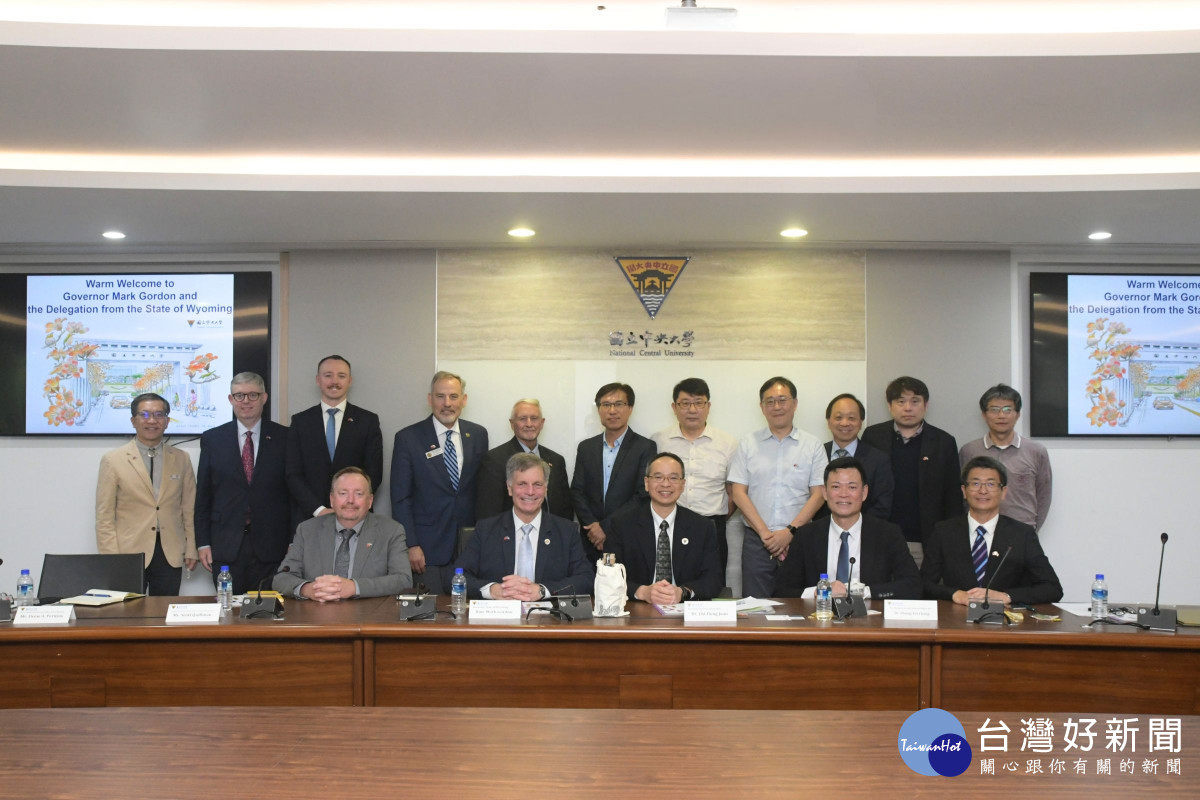 中央大學與美國懷俄明大學締約貴賓大合影。
