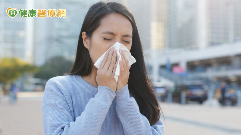 40歲女旅遊染「黴漿菌肺炎」 醫:咳嗽逾1週應盡快就醫!
