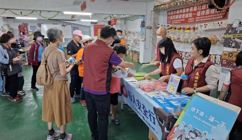 高雄市區監理所攜手惠豐里母親節健走 宣導最新交通法規