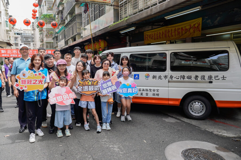最暖母節禮! 林雅賓偕家人捐復康巴士 慶母親80大壽、感念養育恩 19 %E6%9E%97%E9%9B%85%E8%B3%93%E5%89%8D%E6%8E%92%E5%B7%A61%E5%85%A8%E5%AE%B6%E5%A4%A7%E5%B0%8F%E4%B8%80%E5%90%8C%E5%8F%83%E5%8A%A0%E6%8D%90%E8%B4%88%E5%84%80%E5%BC%8F%E7%A5%9D%E7%A6%8F%E9%84%AD%E9%BA%97%E9%9B%AA%E5%8F%B32%E7%B2%89%E8%A1%A3%E8%80%8580%E6%AD%B2%E7%94%9F%E6%97%A5%E5%BF%AB%E6%A8%82%E8%88%87%E6%AF%8D%E8%A6%AA%E7%AF%80%E5%BF%AB%E6%A8%82 1024x680 1