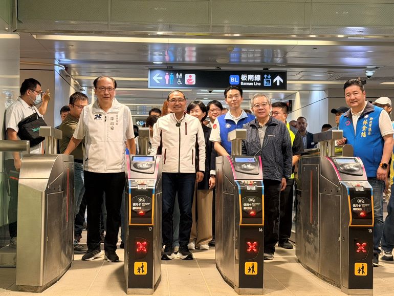 三鶯線改善全數到位 新北報中央履勘拚年中通車 41 《圖說》侯友宜市長率隊視察三鶯線轉乘動線。〈捷運局提供〉