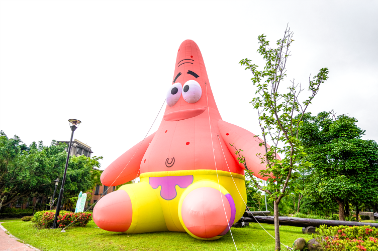 新北山河藝遊5/16登場 海綿寶寶帶路走讀三鶯客庄文化 41 《圖說》新北市客家文化園區的「客家圓樓」變身為超吸睛的巨型「鳳梨屋」,還有超萌的海綿寶寶大氣偶坐鎮迎接,展現都會客家與國際 IP 跨界結合的創新趣味。〈客家局提供〉