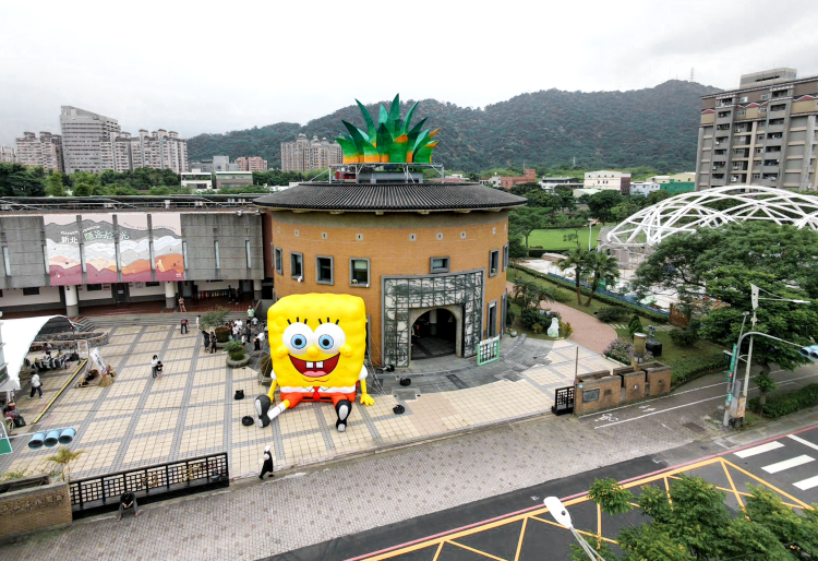 新北山河藝遊5/16登場 海綿寶寶帶路走讀三鶯客庄文化 42 《圖說》海綿寶寶的好夥伴派大星也驚喜現身園區綠地!大型氣偶裝置將一路陪伴民眾至 6 月 11 日,為三鶯地區打造限時的打卡冒險熱點。〈客家局提供〉