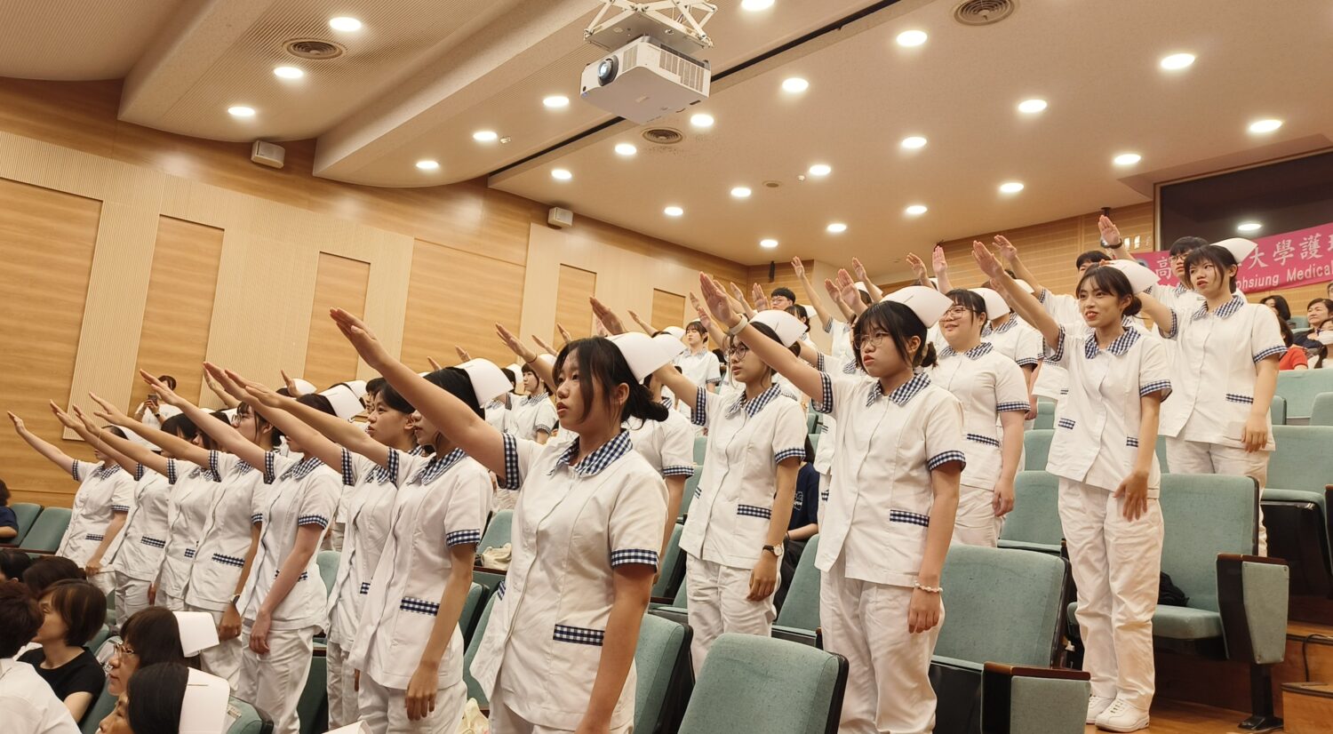 高醫大護理學系加冠典禮　54名學生承接使命開展多元護理之路