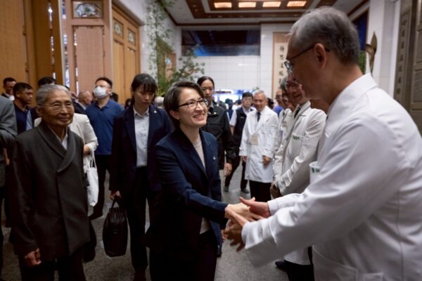 蕭美琴出席慈濟基金會60週年活動期間,與慈濟醫療團隊及志工親切交流,感謝慈濟長年投入醫療、公益與人道關懷工作。(圖/截自蕭美琴FB)