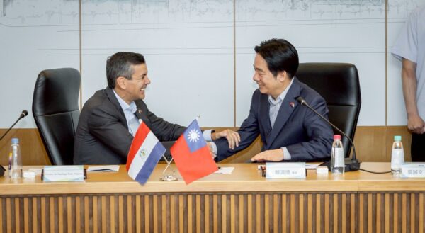 賴清德與聖地牙哥・培尼亞參訪南部科學園區期間交流互動,雙方強調將深化科技合作與民主夥伴關係,共同推動產業發展與永續未來。(圖/截自賴清德FB)