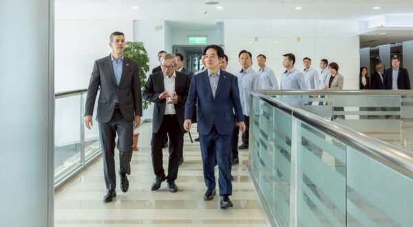 賴清德陪同聖地牙哥・培尼亞參訪南部科學園區,實地了解台灣半導體與科技產業發展成果,展現台巴深化科技合作與產業交流的決心。(圖/截自賴清德FB)