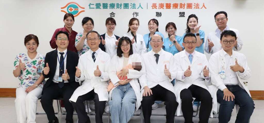 ▲龔嘉德院長(前排左3)、張文震副院長(前排左5)、黃挺碩副院長(前排左6)、陳琬瑄醫師(前排左4)與跨科團隊合影,慶祝男嬰出院。(圖/大里仁愛醫院提供)