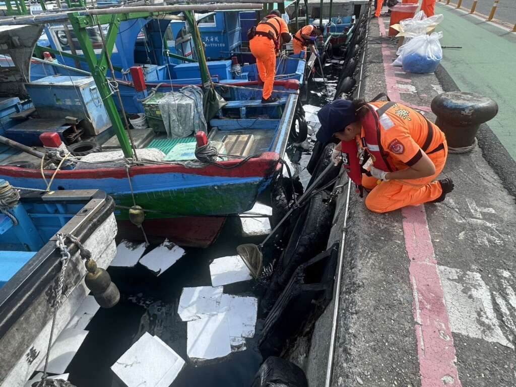 ∆經伽藍安檢所人員緊急處置後,已於16時將該區域油污清除完畢。(圖/ 海巡署東部分署第一三岸巡隊提供)