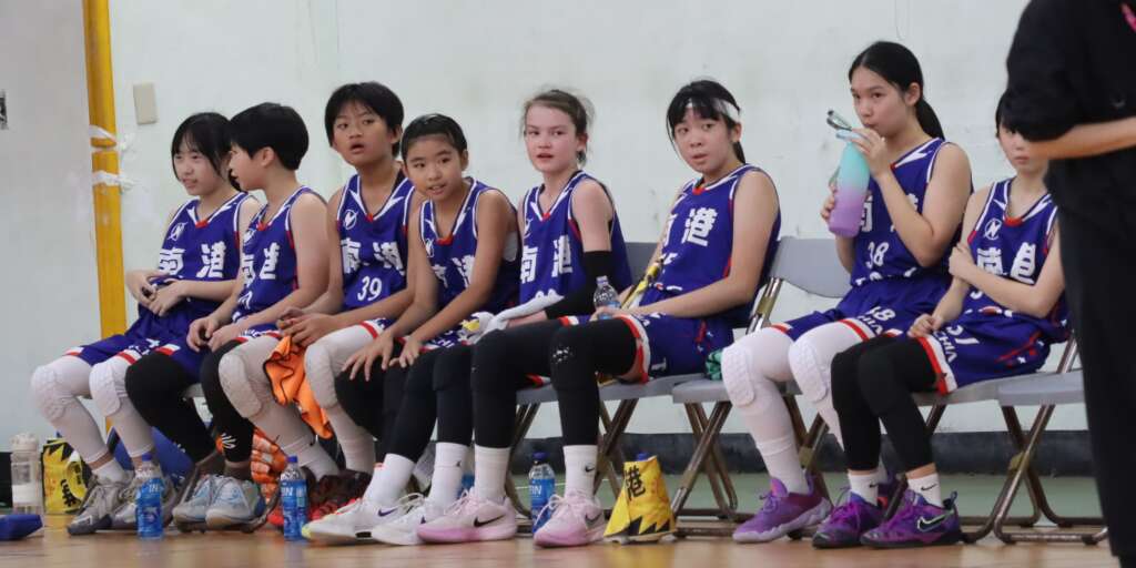 南港國小戰力完整，在高籃組旗開得勝，展現強悍的板凳深度。 (魏冠中攝影)