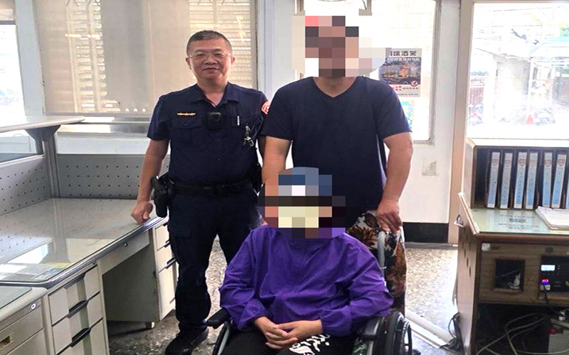 婦人烈日困門外　楠梓暖警推輪椅助返家團圓