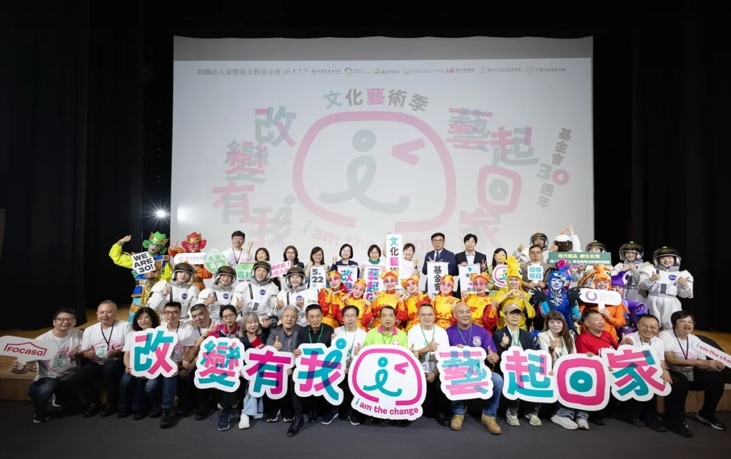農業部次長杜文珍、環境部部長彭啓明、國發會黃文彥處長及藝術團隊與各界夥伴一同參與家樂福文化藝術季記者會。