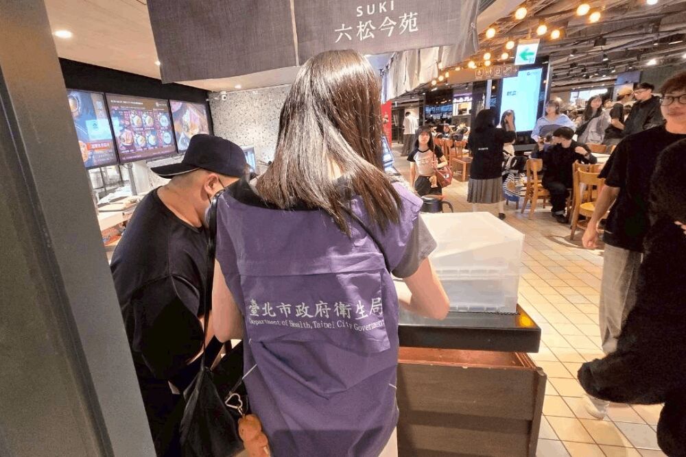 美食街老鼠從天花板掉落 台北市府跨局處稽查誠品生活南西店 218 照片來源:台北市政府