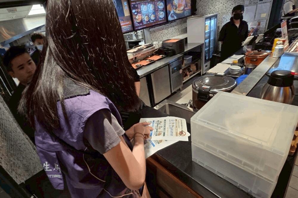 美食街老鼠從天花板掉落 台北市府跨局處稽查誠品生活南西店 220 照片來源:台北市政府
