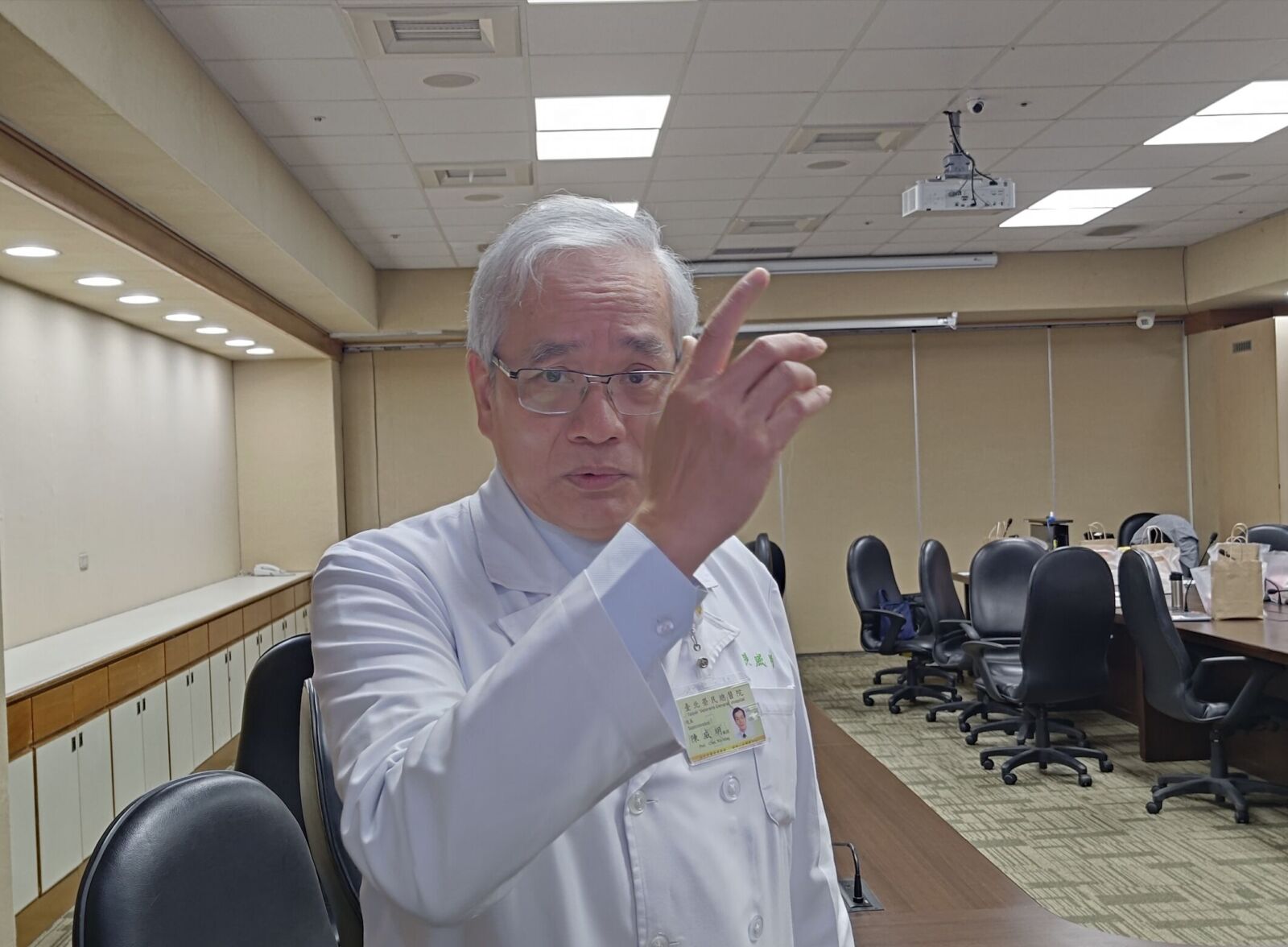 挺三班護病比給緩衝期 北榮院長:擔心病人變人球 180 挺三班護病比給緩衝期 北榮院長:擔心病人變人球 179
